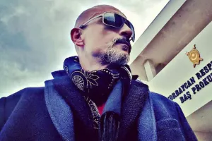 Aqil stomotoloqla eşq yaşayır