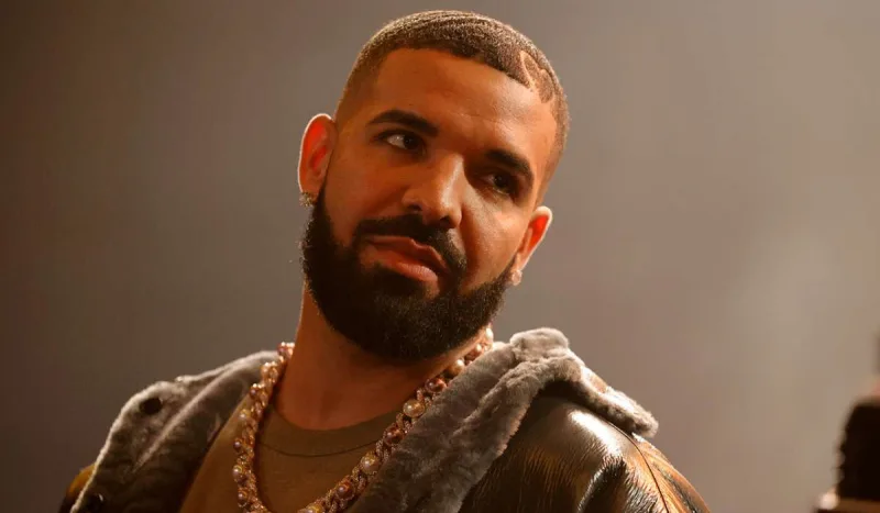 Fanatı amfiteatrdan orkestrin üstünə düşdü