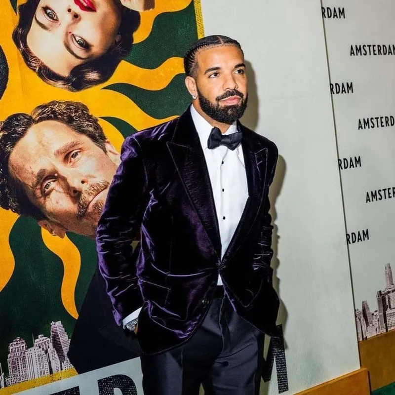 Fanatı amfiteatrdan orkestrin üstünə düşdü