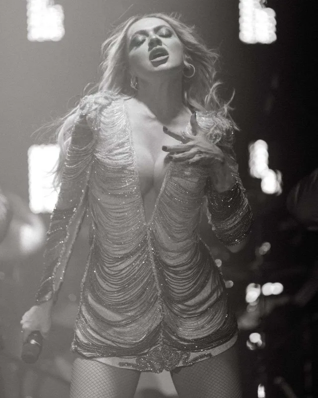 Dekoltesi gündəmdən düşmür