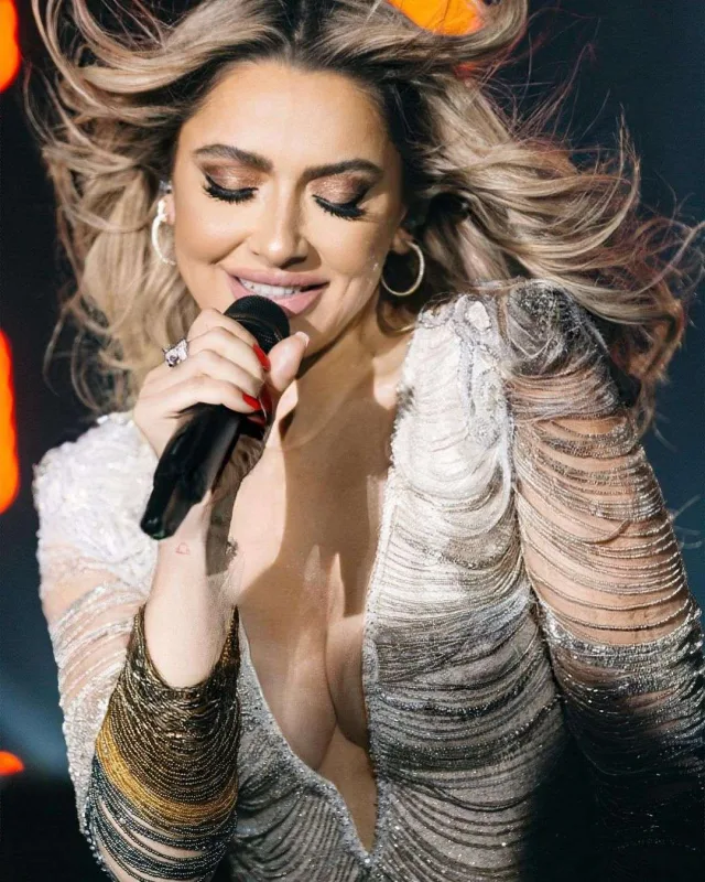 Dekoltesi gündəmdən düşmür