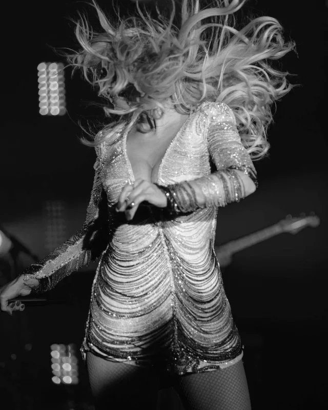 Dekoltesi gündəmdən düşmür