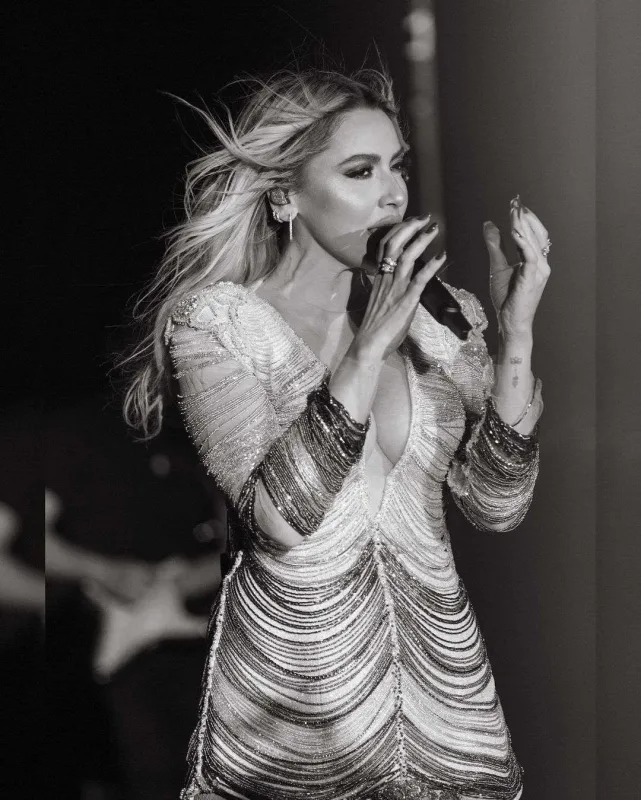 Dekoltesi gündəmdən düşmür