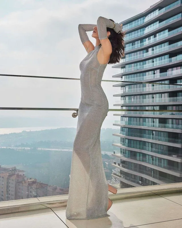 Nəsrin “Versace”nin siması oldu