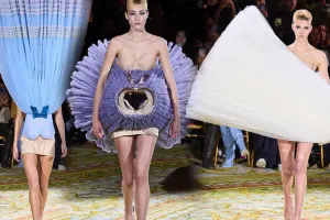 Daha bir qeyri-adi dəfilə