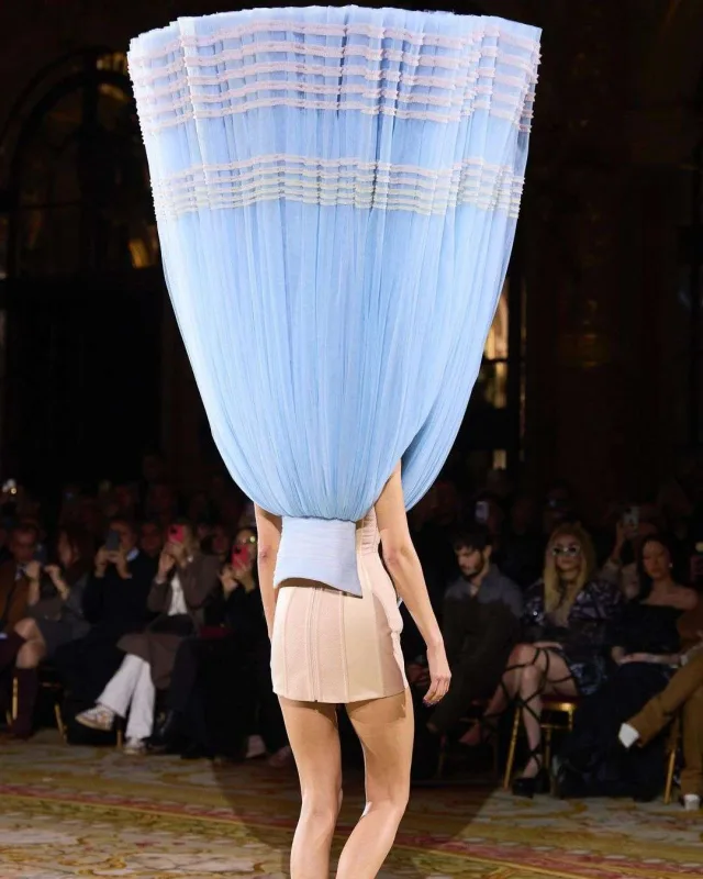 Daha bir qeyri-adi dəfilə