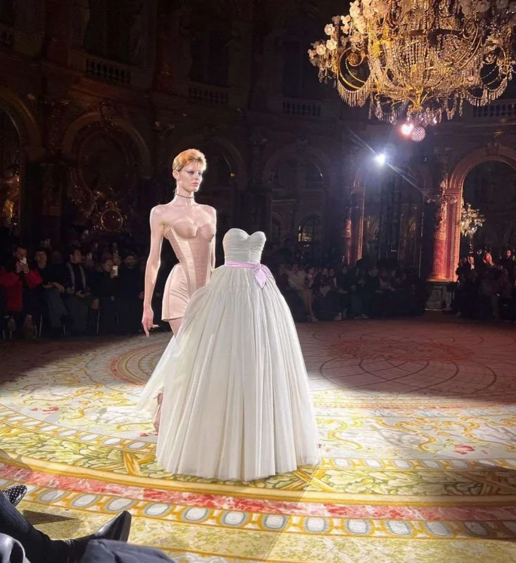 Daha bir qeyri-adi dəfilə