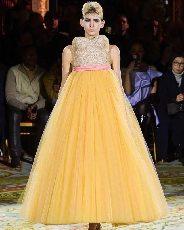 Daha bir qeyri-adi dəfilə