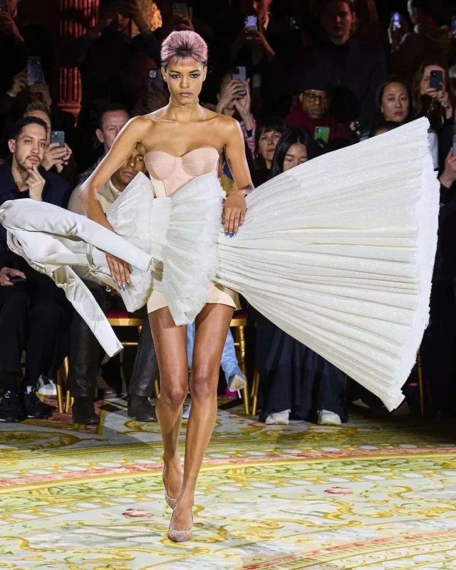 Daha bir qeyri-adi dəfilə