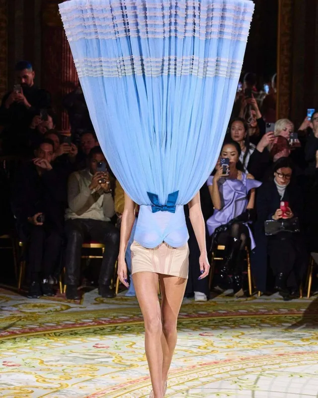 Daha bir qeyri-adi dəfilə