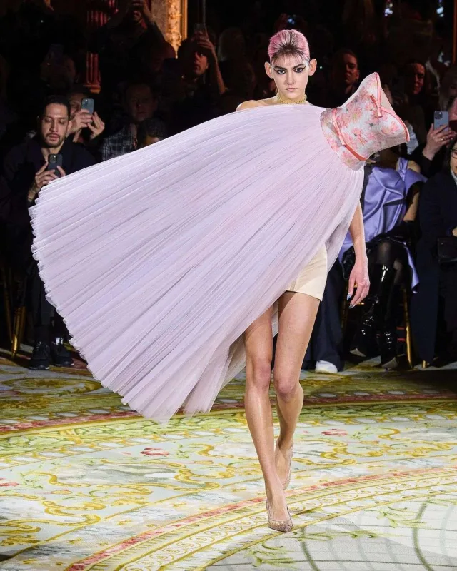 Daha bir qeyri-adi dəfilə