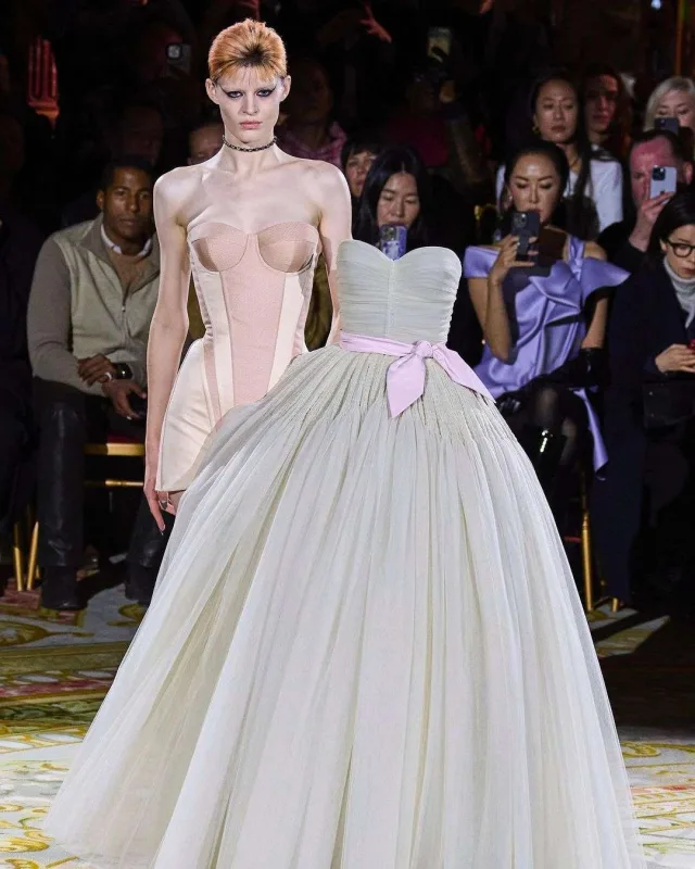 Daha bir qeyri-adi dəfilə