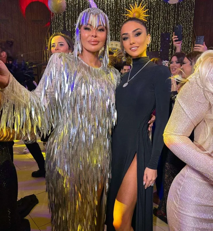 Pərvinin ayaq dekolteli libası...