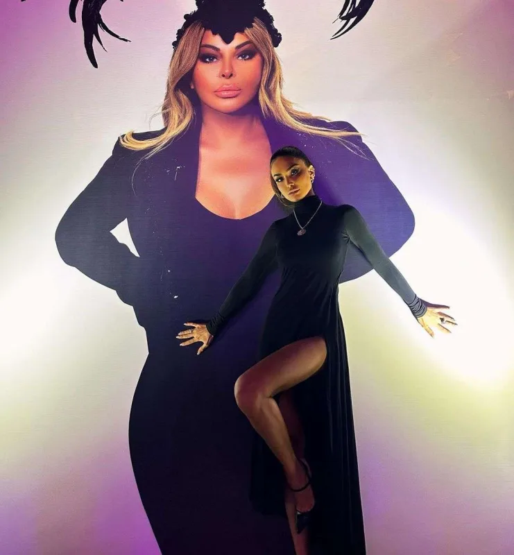 Pərvinin ayaq dekolteli libası...