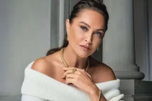 Hülya milyonluq saatı ilə gündəmdə