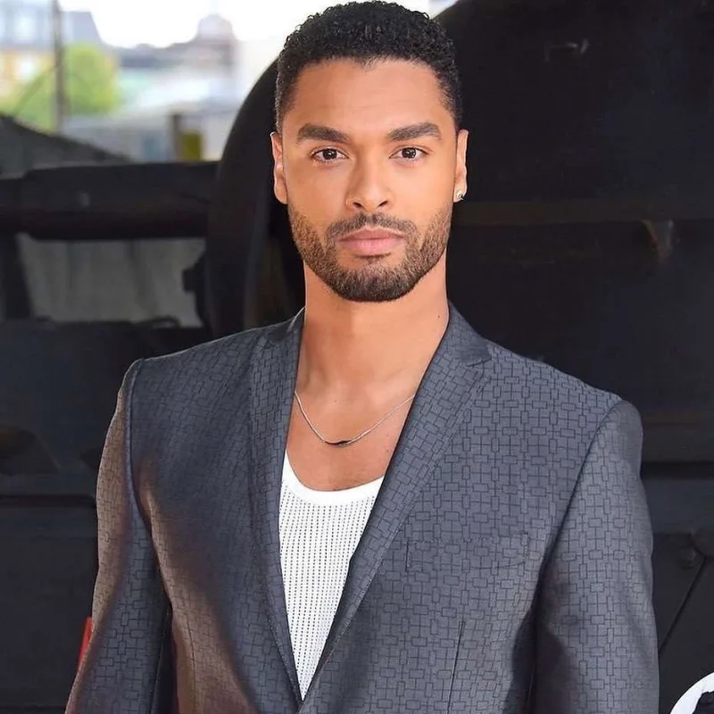 “Bridgerton” ulduzu dünyanın ən yaraşıqlı kişisi seçildi