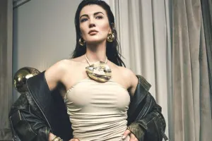 Burcu “Hello”nun siması oldu