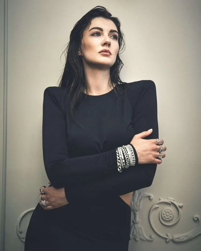 Burcu “Hello”nun siması oldu