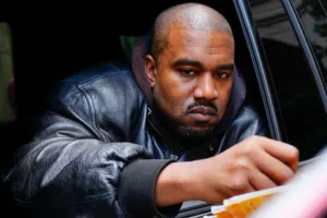 Kanye onu çəkən qadının telefonunu qırdı