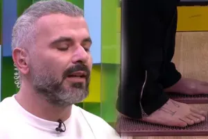 Mismarlar üstündə ayaqyalın dayandı