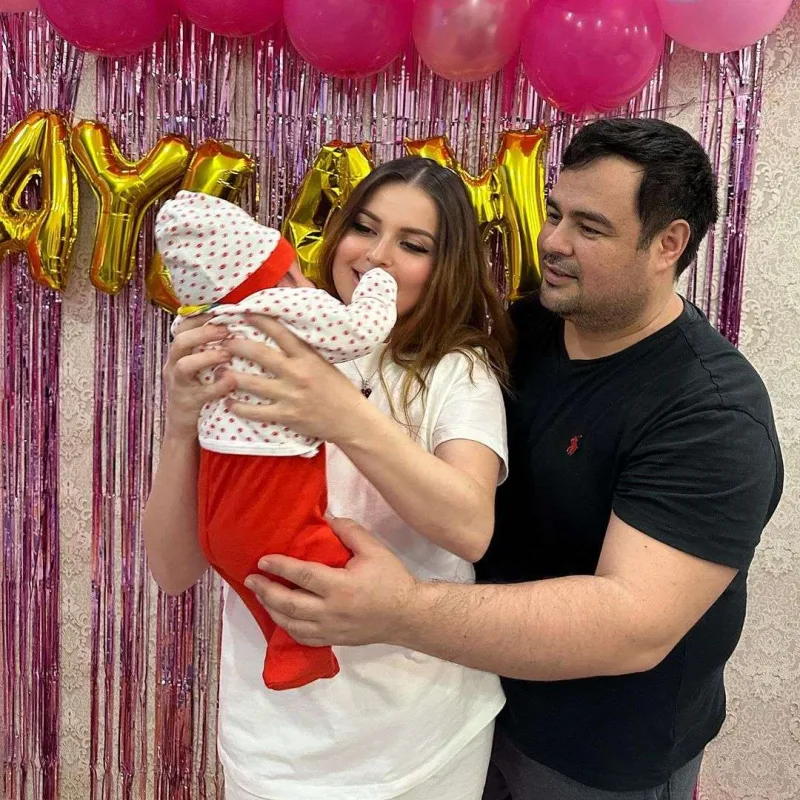 Sevda qızı və əri ilə…