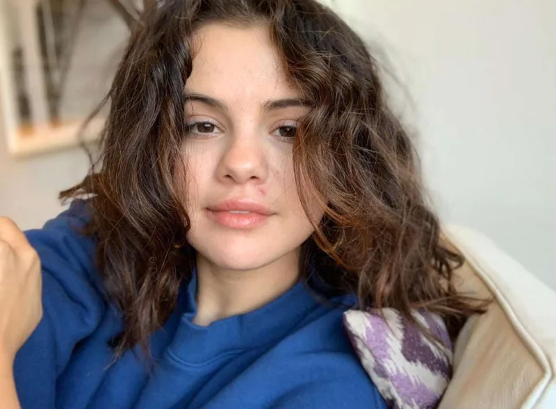 Selena təbii görüntülərini paylaşdı