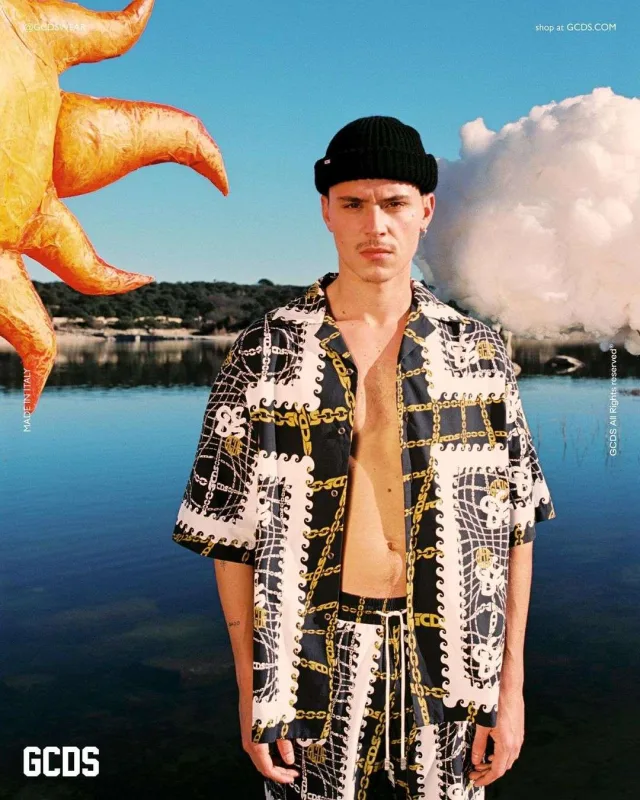 Onu çılpaq görmək istədilər, məyus oldular