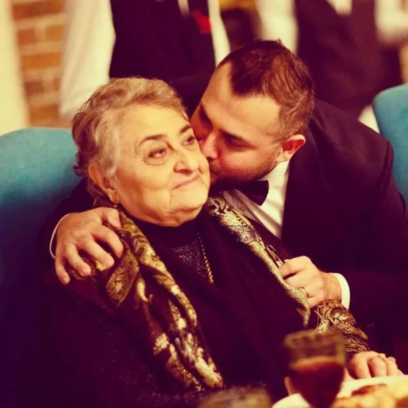 Murad anasıyla görüntüsünü paylaşdı