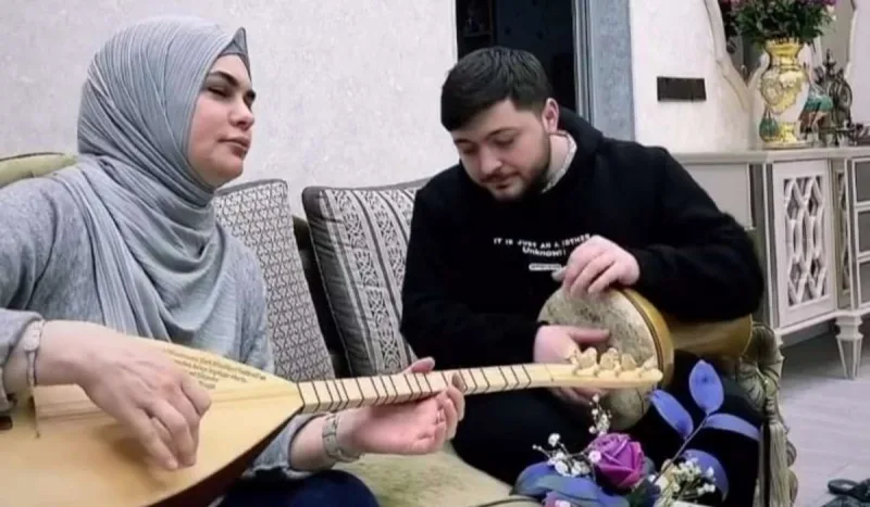 Əməkdar artistdən kürəkəniylə birgə ifa