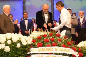 Polad Bülbüloğlu ad gününü teatrda keçirdi