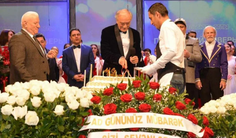 Polad Bülbüloğlu ad gününü teatrda keçirdi