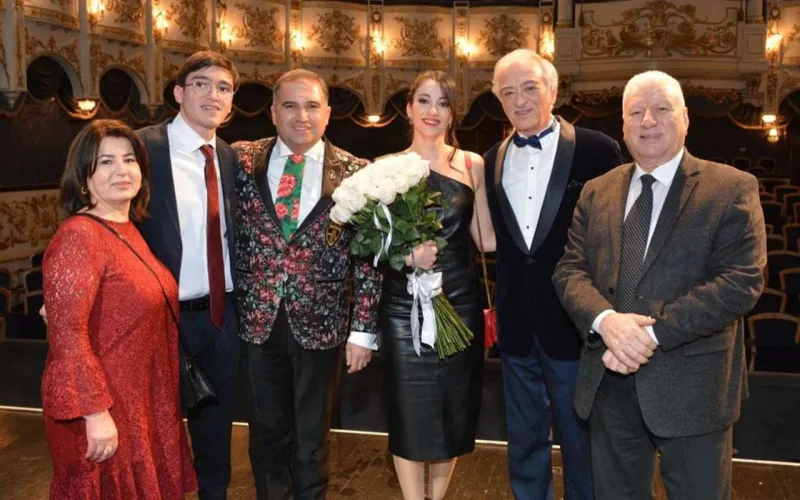 Polad Bülbüloğlu ad gününü teatrda keçirdi
