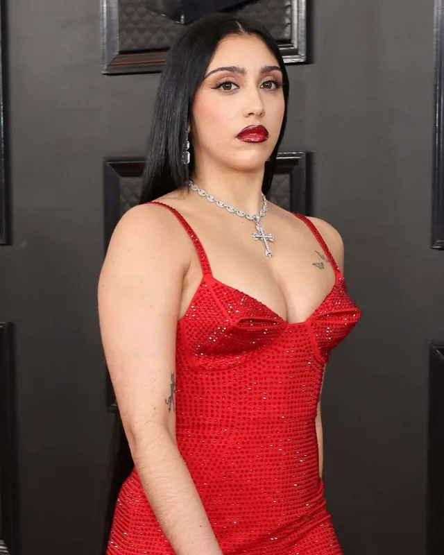 “Qremmi”də qırmızı xalı şuxluğu!