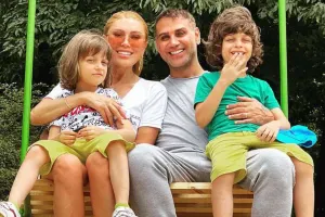 Xoşqədəmin əkizləri pianoda  “Həsrətindən”i ifa etdi