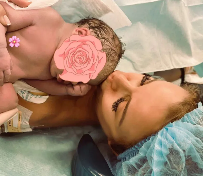 Olqa körpəsini qucağına aldı