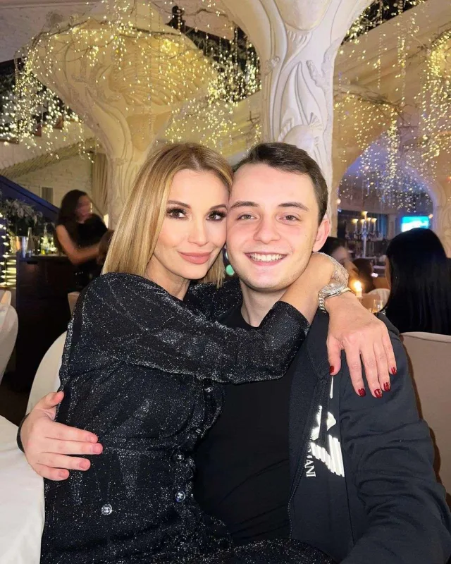 Olqa körpəsini qucağına aldı