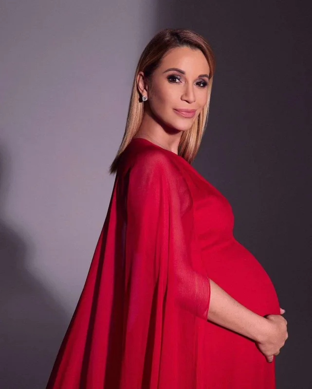 Olqa körpəsini qucağına aldı