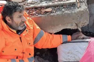 Ölən qızının əlini buraxmayan ata…