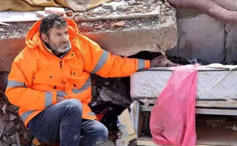 Ölən qızının əlini buraxmayan ata…