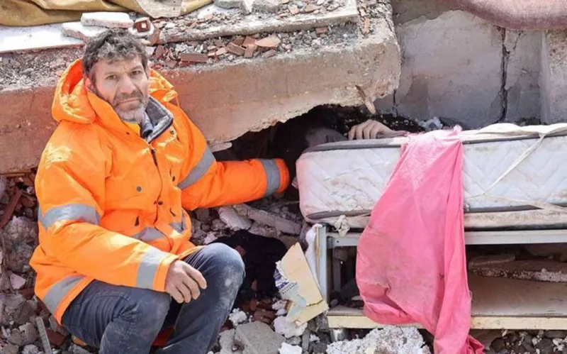 Ölən qızının əlini buraxmayan ata…