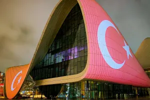 Heydər Əliyev Mərkəzinin binası Türkiyə bayrağına büründü - Yenilənib