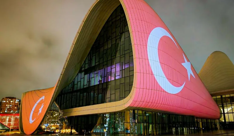 Heydər Əliyev Mərkəzinin binası Türkiyə bayrağına büründü - Yenilənib