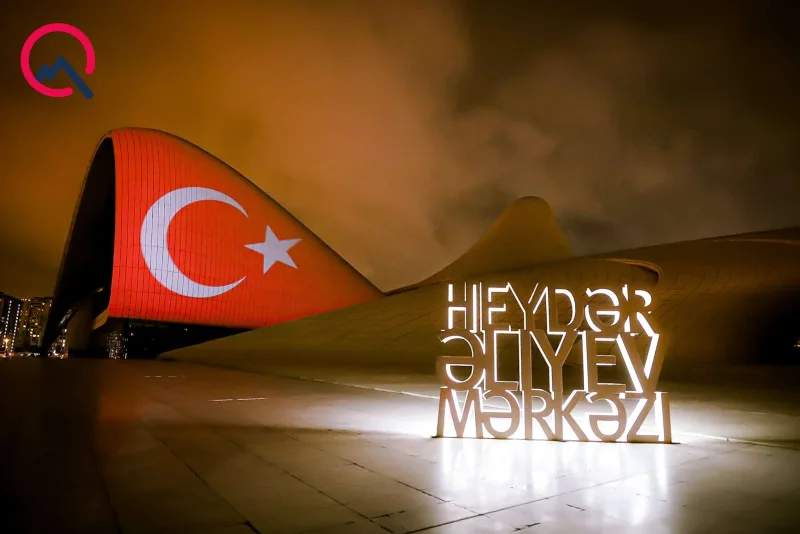 Heydər Əliyev Mərkəzinin binası Türkiyə bayrağına büründü - Yenilənib
