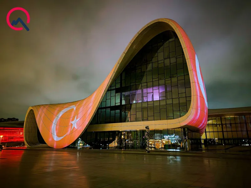 Heydər Əliyev Mərkəzinin binası Türkiyə bayrağına büründü - Yenilənib