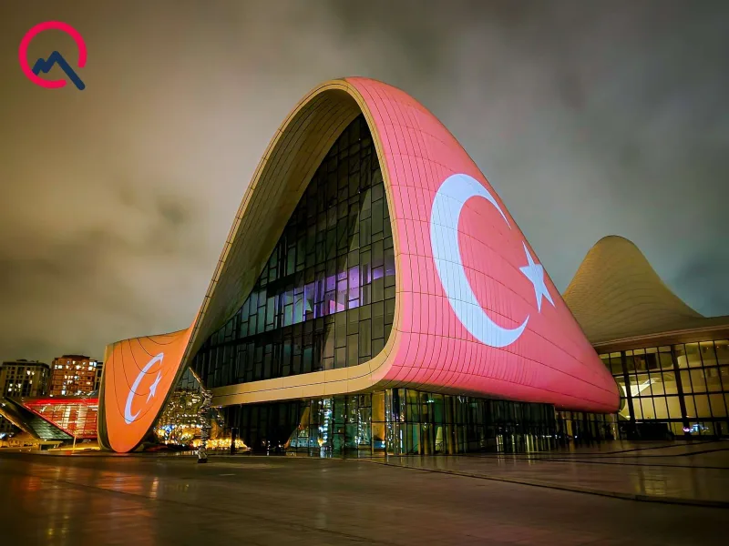Heydər Əliyev Mərkəzinin binası Türkiyə bayrağına büründü - Yenilənib