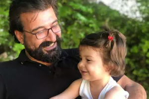 Türk musiqiçi ailəsiylə dağıntılar altında can verdi