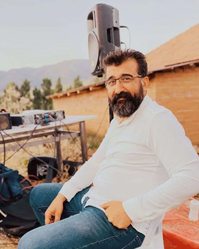 Türk musiqiçi ailəsiylə dağıntılar altında can verdi