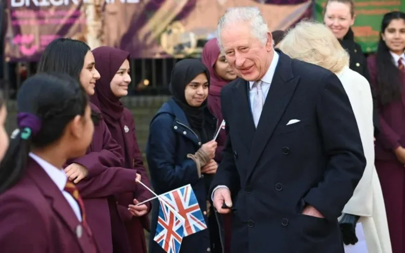 Kral deşilmiş corabı ilə gündəmdə