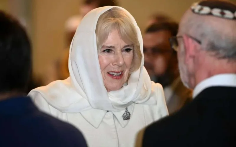 Kral deşilmiş corabı ilə gündəmdə