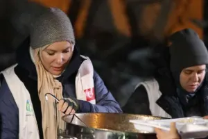 “Arka sokaklar”ın Zeynepi yardım üçün küçələrdə